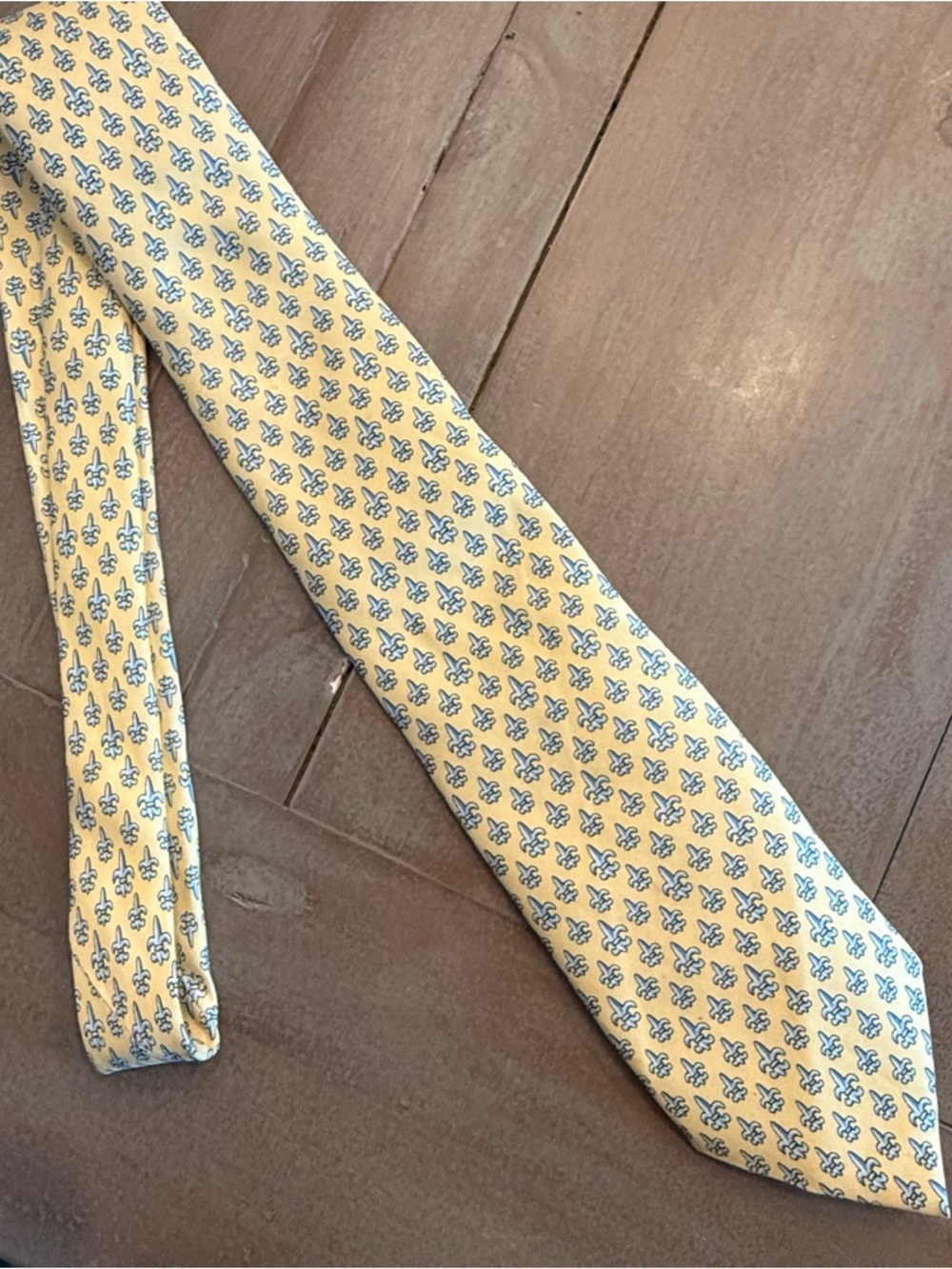 Vineyard Vines Yellow Tie with Light Blue Fleur Pattern 100% Silk Preowned